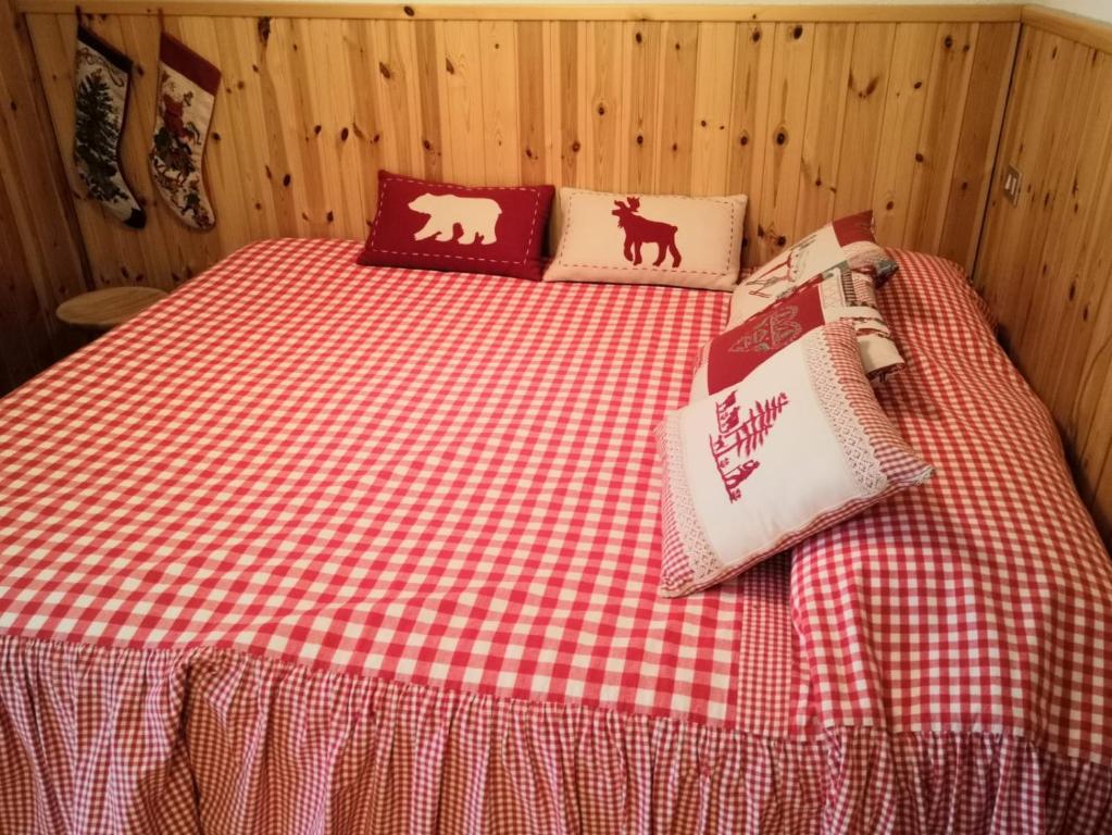 Łóżko lub łóżka w pokoju w obiekcie Monolocale sulle piste