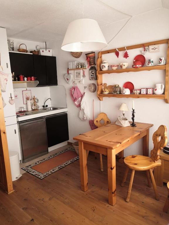 Kuchnia lub aneks kuchenny w obiekcie Monolocale sulle piste