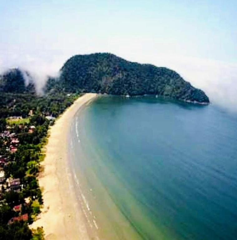  Casa com Piscina e Salão de Jogos a 500m da praia