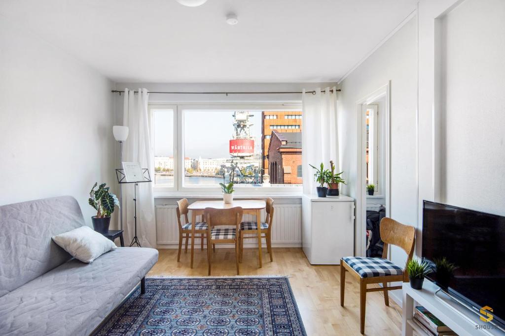 WeHost Munkkisaarenkatu في هلسنكي: غرفة معيشة مع أريكة وطاولة