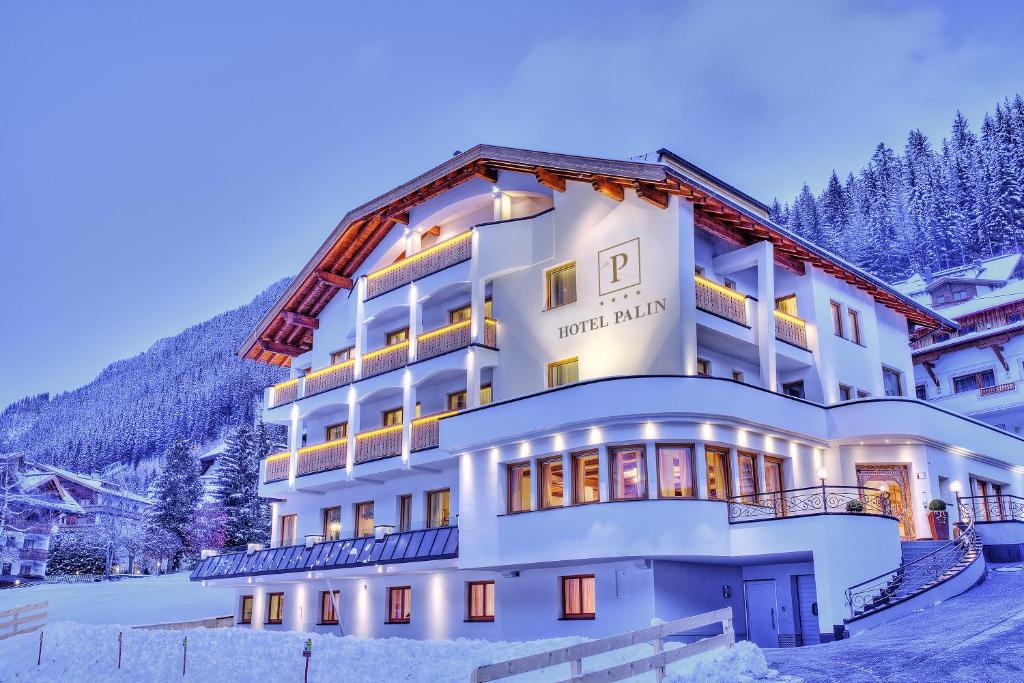 Nespecifikovaný výhled na hory nebo výhled na hory při pohledu z hotelu