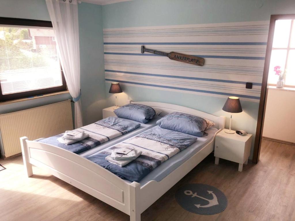 1 dormitorio con 1 cama con toallas en "Haus Elli", en Witzenhausen