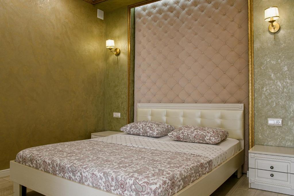 Een bed of bedden in een kamer bij 008 Аксакова,2 Двухкомнатные апартаменты с Кондиционером