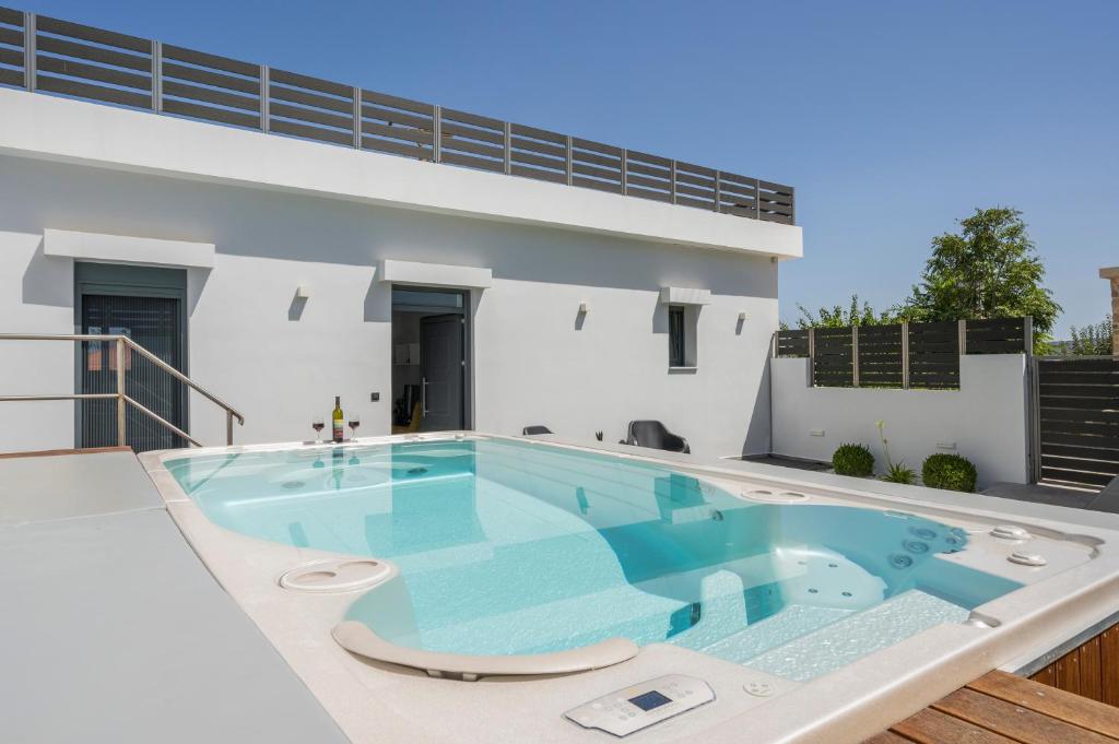 Bazén v ubytovaní Nectar Luxury Residence alebo v jeho blízkosti