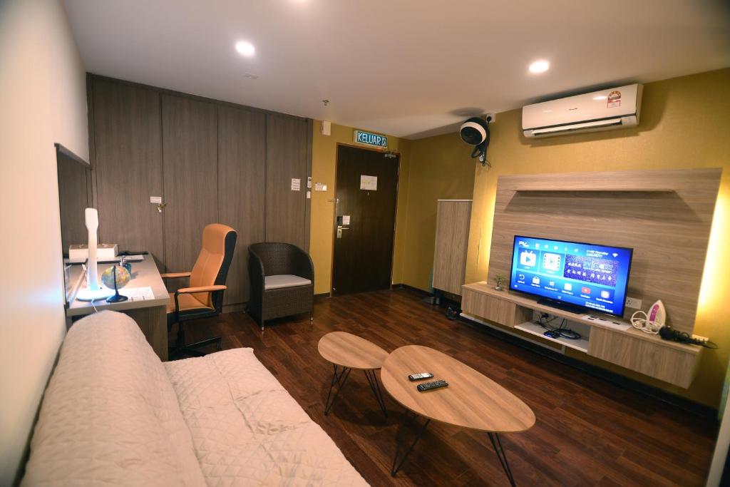 TV a/nebo společenská místnost v ubytování Cosy private suite 2BR 591 Nexus USJ Shah Alam