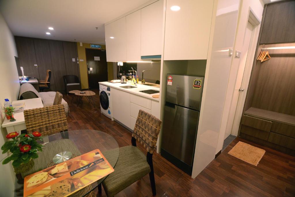 Kuchyň nebo kuchyňský kout v ubytování Cosy private suite 2BR 591 Nexus USJ Shah Alam