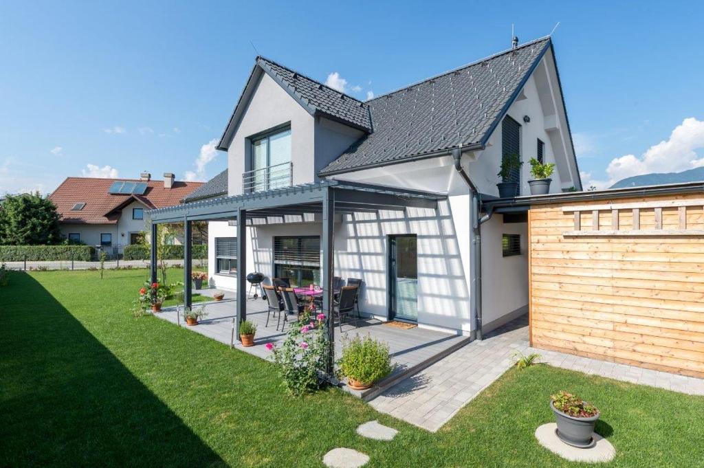 une maison avec une terrasse et une clôture dans l'établissement Family house in Bled region, à Radovljica