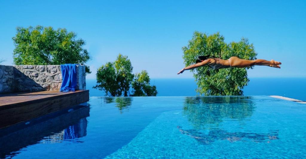 ピルゴスにあるVilla Asterope Luxury Retreat by Pleiadesの水泳の男