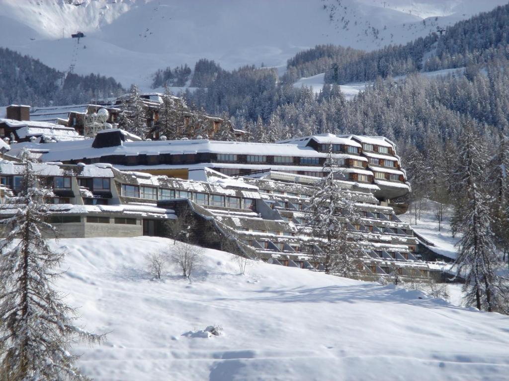 a resort in the snow with a mountain at Monolocale sulle piste in Pila