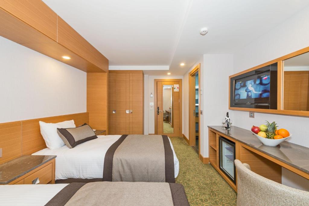 Postel nebo postele na pokoji v ubytování Bisetun Hotel