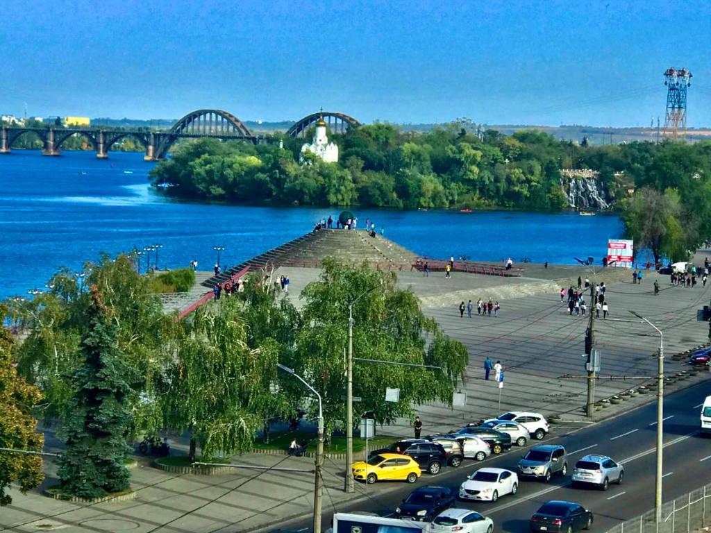 een parkeerplaats naast een rivier met auto's geparkeerd bij LUX на Литейной 17-А in Dnipro