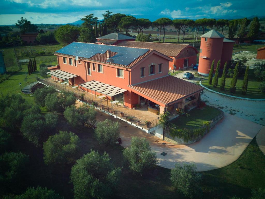 d'une vue aérienne sur une grande maison à l'esthétique dans l'établissement Tenuta Terre dei Latini, à Segni