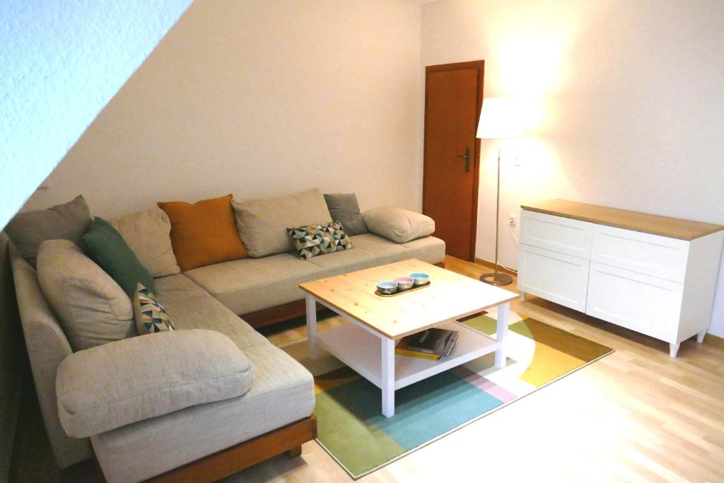 ein Wohnzimmer mit einer Couch und einem Couchtisch in der Unterkunft Daun Under in Daun