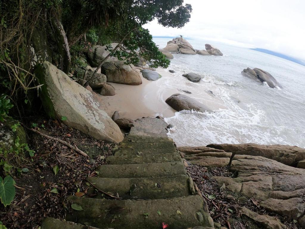  Duplex pé na areia com vista para o mar