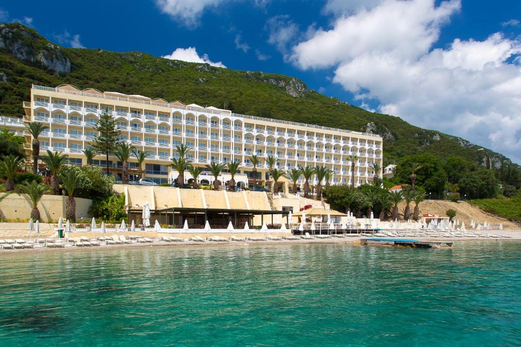 um hotel na costa de um corpo de água em Louis Ionian Sun em Agios Ioannis Peristerion