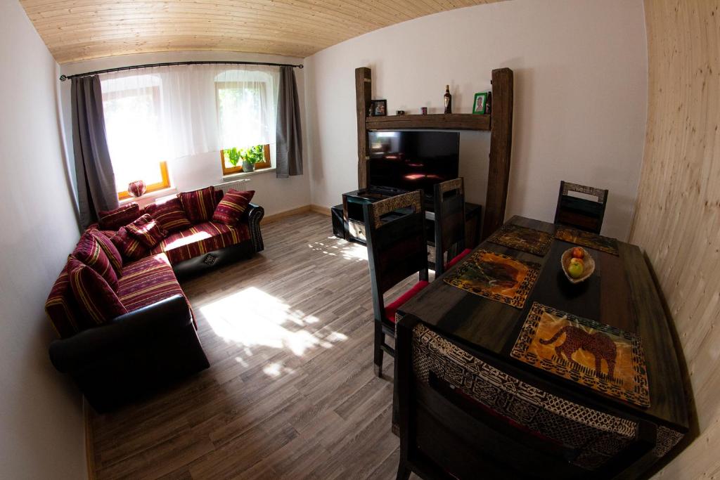 uma sala de estar com um sofá e uma mesa em Frank´s Ferienwohnung in Dresden em Dresden
