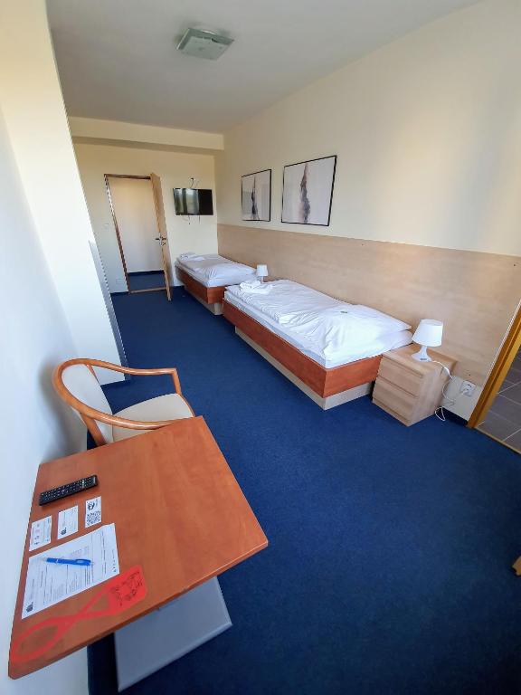 Postel nebo postele na pokoji v ubytování Hotel CHODOV ASC
