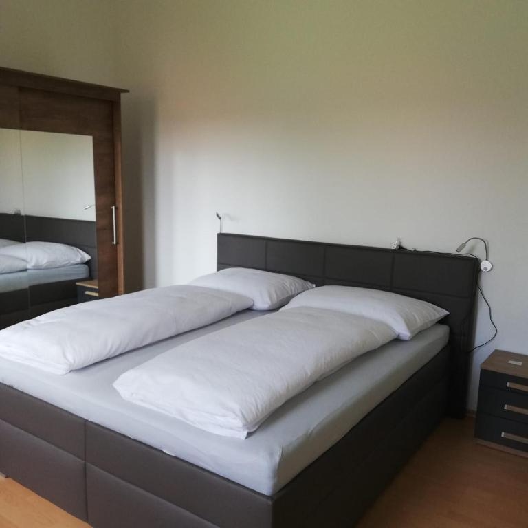 Postel nebo postele na pokoji v ubytování Rezident consult s.r.o.