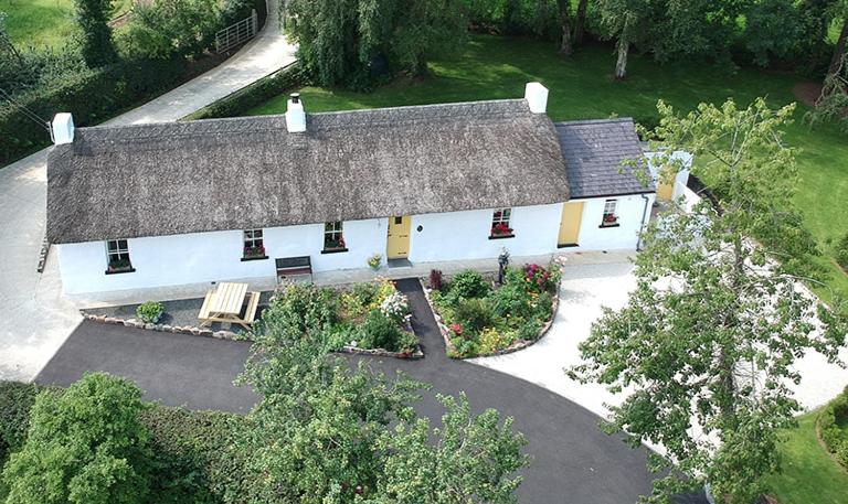 una vista aérea de una casa blanca con techo en Rosies Cottage, en Maghera