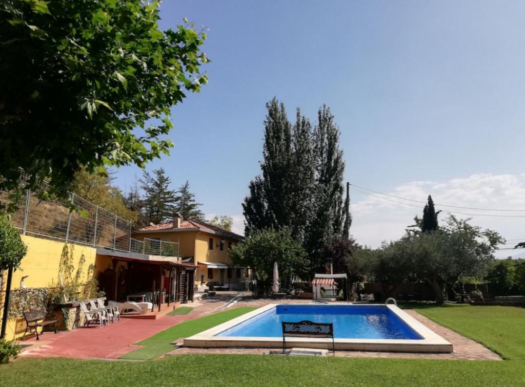 a swimming pool in the yard of a house at Villa en Rioja-Alavesa Juncalvera 