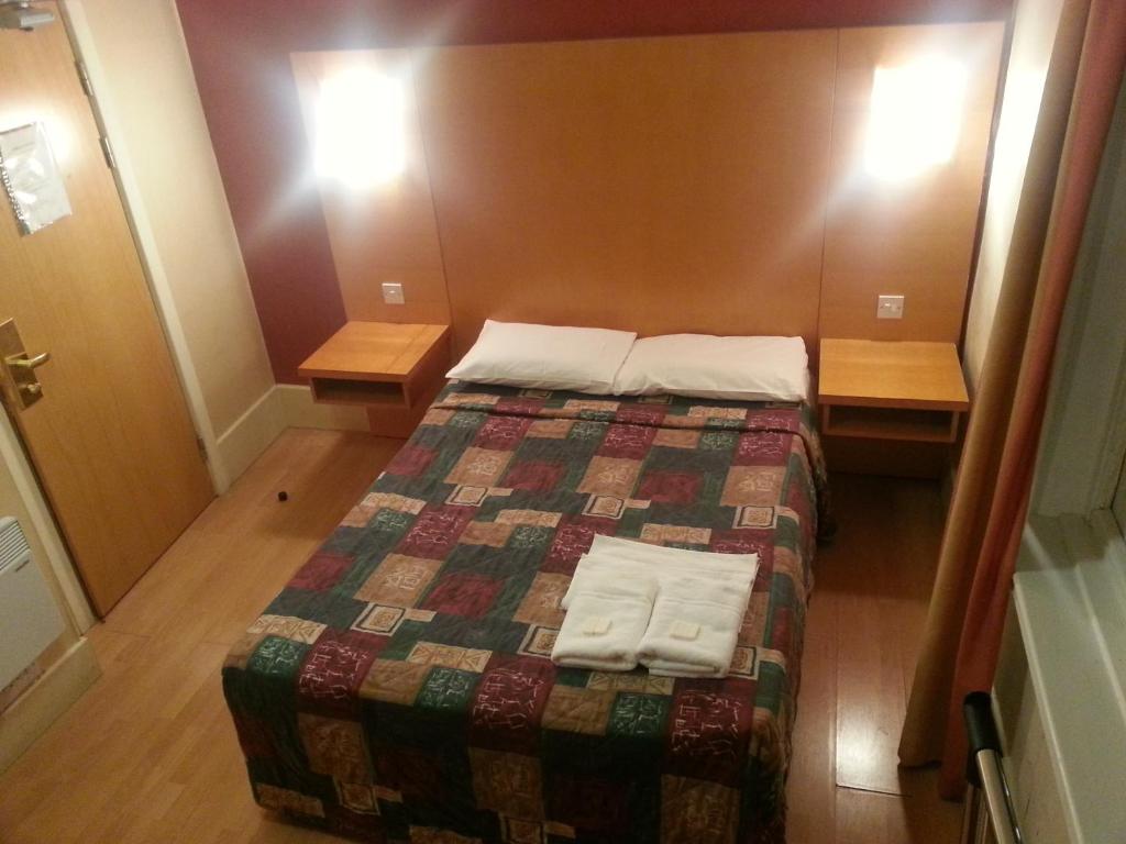 Postel nebo postele na pokoji v ubytování Berkeley Court Hotel