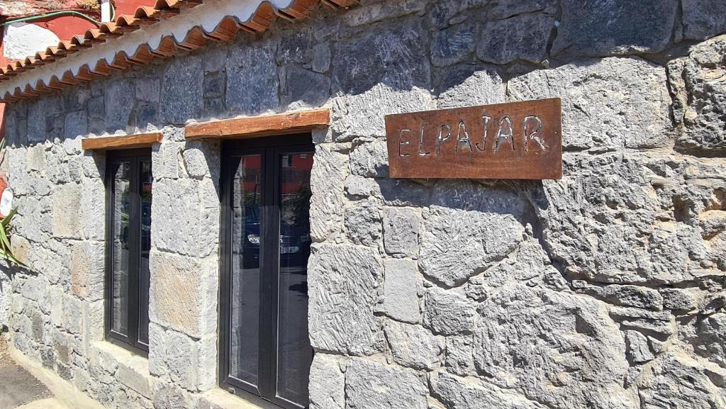 kamienny budynek z znakiem na boku w obiekcie El Pajar w mieście Vega de San Mateo