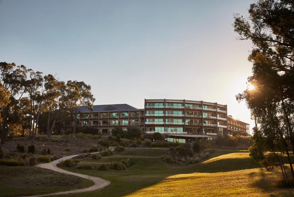 ein Gebäude vor einem Park mit einem Gebäude in der Unterkunft RACV Goldfields Resort in Ballarat