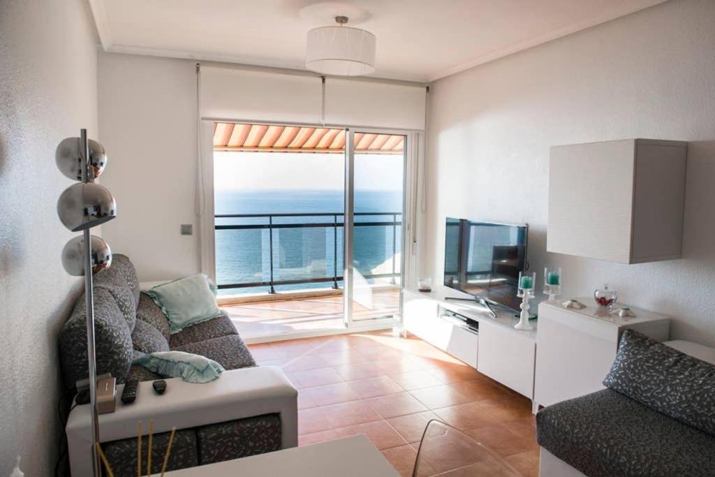 uma sala de estar com vista para o oceano em Precioso apartamento frente al mar em Santa Pola