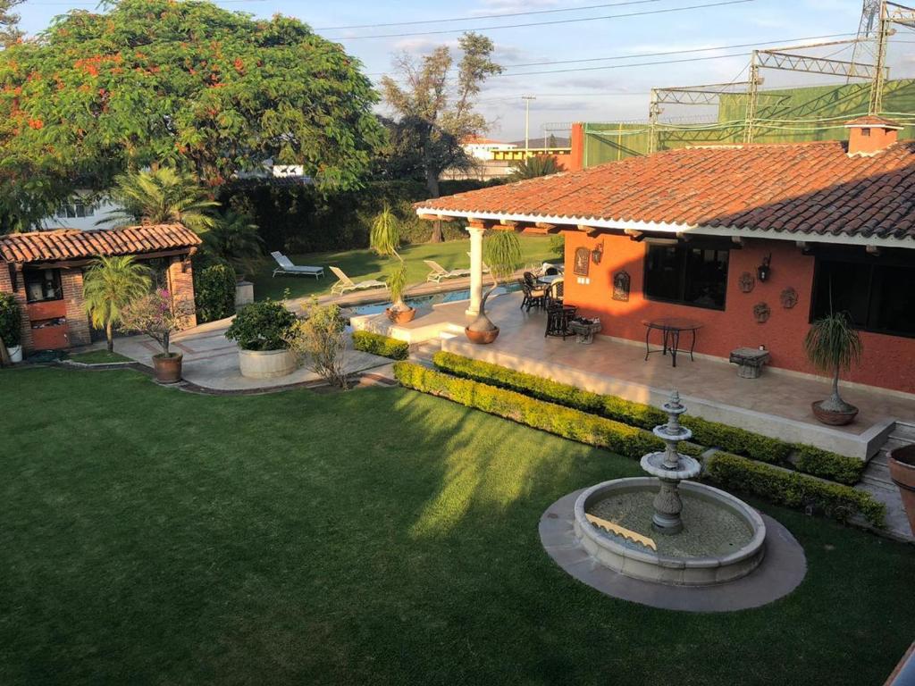 an aerial view of a house with a yard at Un oasis de tranquilidad y diversión familiar in Yautepec