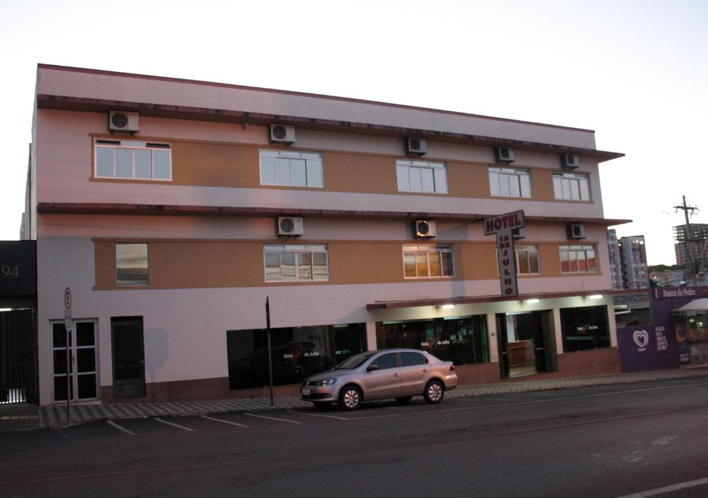 a car parked in front of a building at Hotel 15 de Julho in Foz do Iguaçu