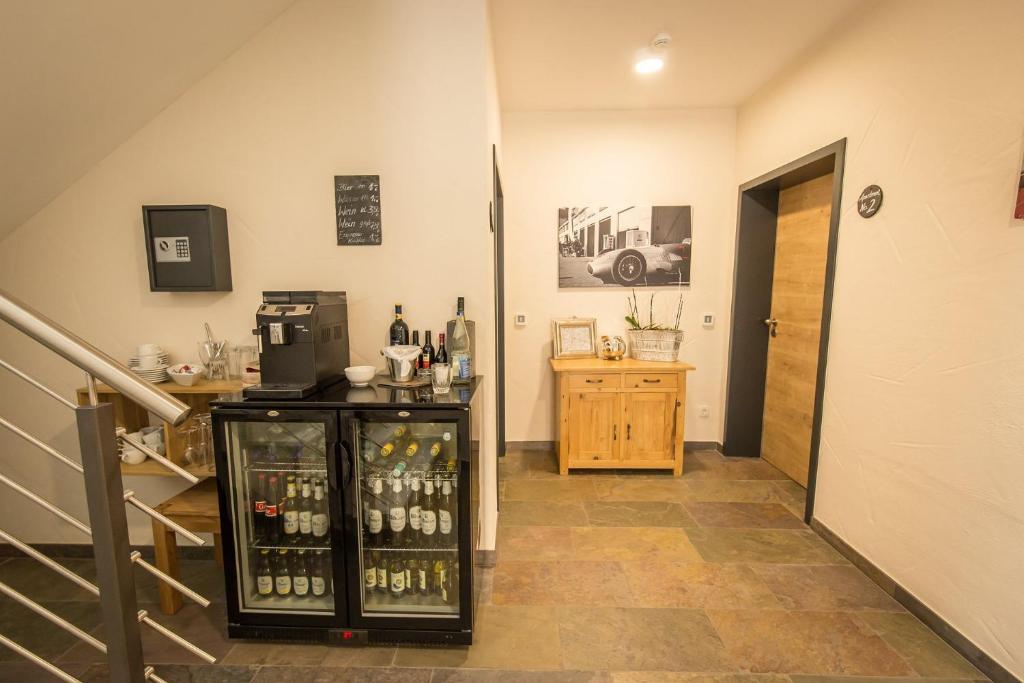 Habitación con barra con botellas de vino en Nürburgring Aparts, en Welcherath