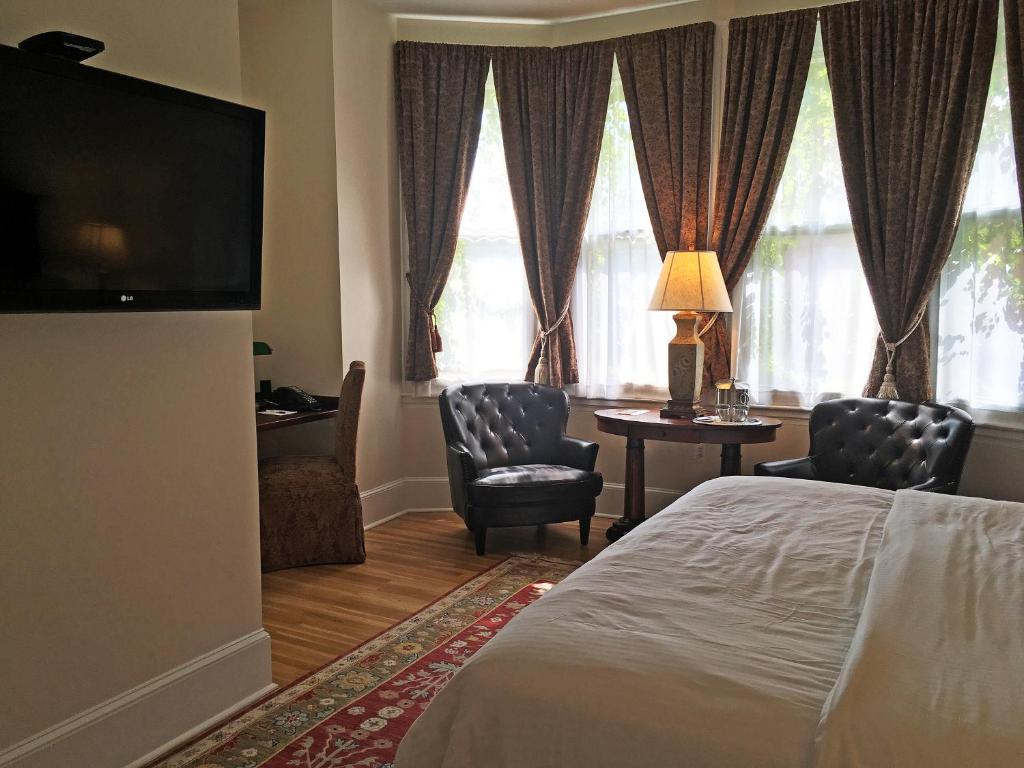 TV a/nebo společenská místnost v ubytování Morris House Hotel