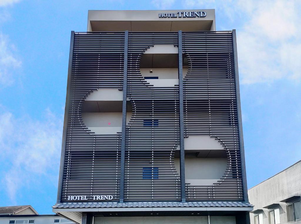 un edificio alto con las palabras hotel tercero en él en Hotel Trend JR Uji Ekimae, en Uji