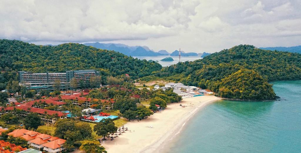 una vista aerea su una spiaggia con un resort di Holiday Villa Resort & Beachclub Langkawi a Pantai Cenang