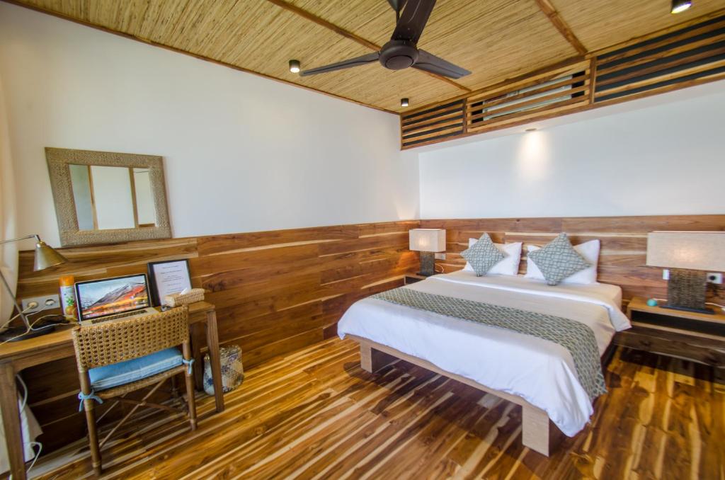 Una cama o camas en una habitación de Bayview Gardens Hotel