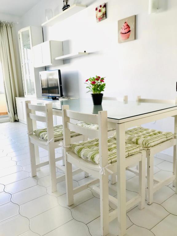 Kuchyň nebo kuchyňský kout v ubytování Estudios y Apartamentos Benal Beach