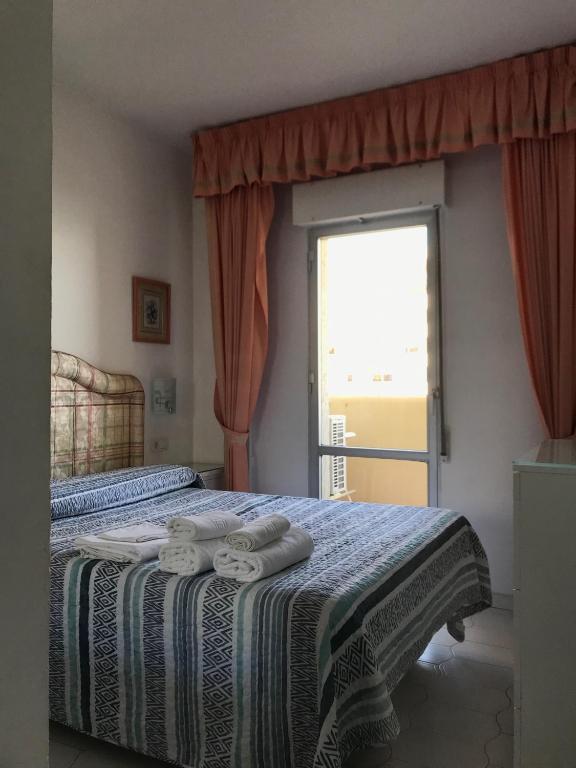 Postel nebo postele na pokoji v ubytování Estudios y Apartamentos Benal Beach