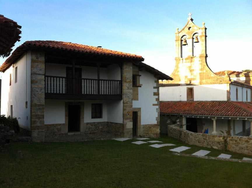 a building with a tower and a church at Casa de Aldea Casa de Isidoro in Linares