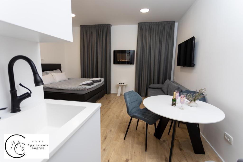 Posteľ alebo postele v izbe v ubytovaní City Center Main Square Apartments Zagreb