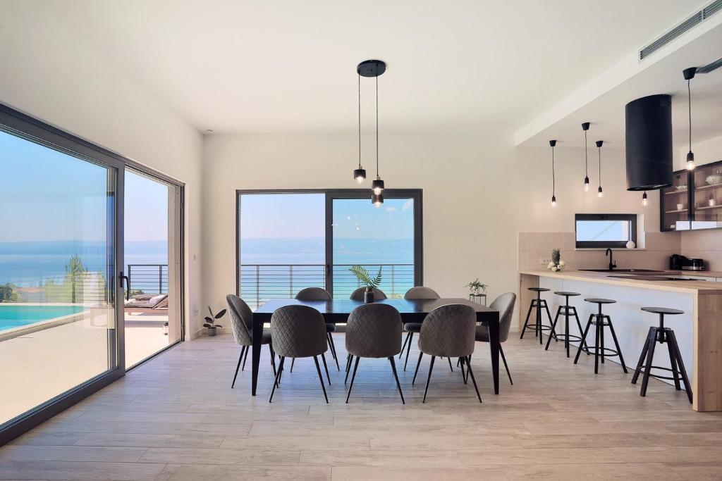Fotografia z galérie ubytovania NEW Seaview Villa Vivra with 4 ensuite bedrooms gym and private pool v Omise