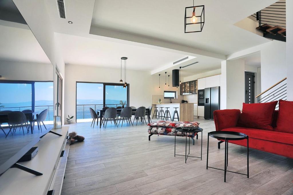 Fotografia z galérie ubytovania NEW Seaview Villa Vivra with 4 ensuite bedrooms gym and private pool v Omise