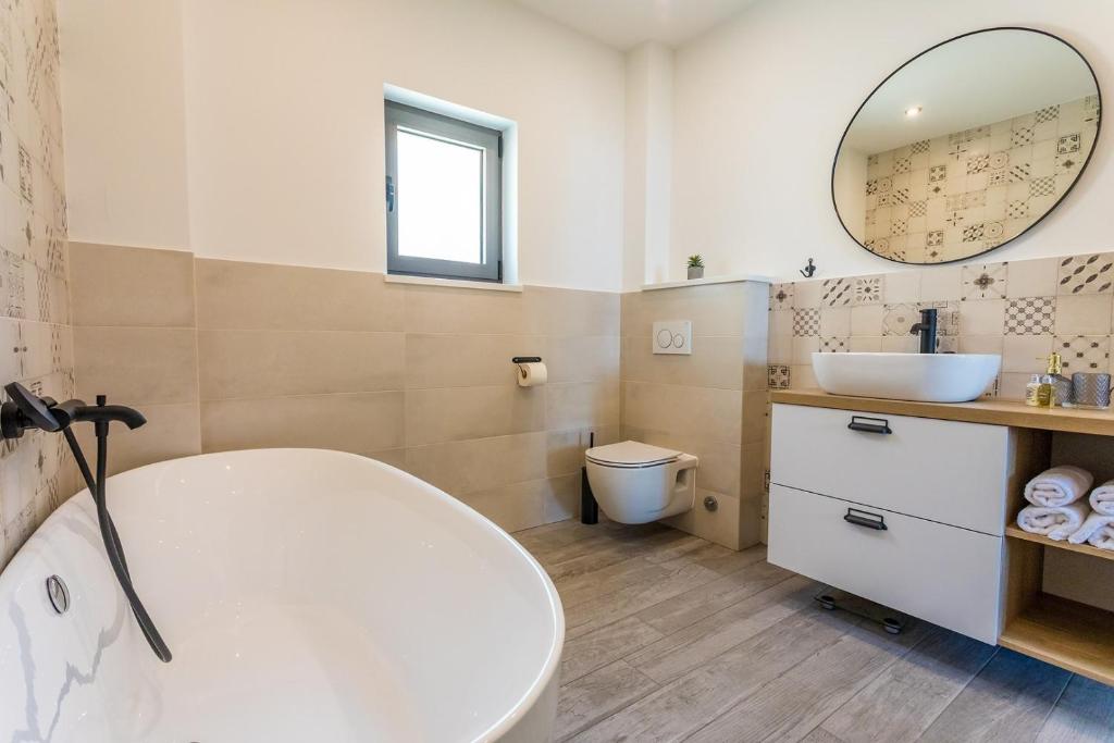 Fotografia z galérie ubytovania NEW Seaview Villa Vivra with 4 ensuite bedrooms gym and private pool v Omise