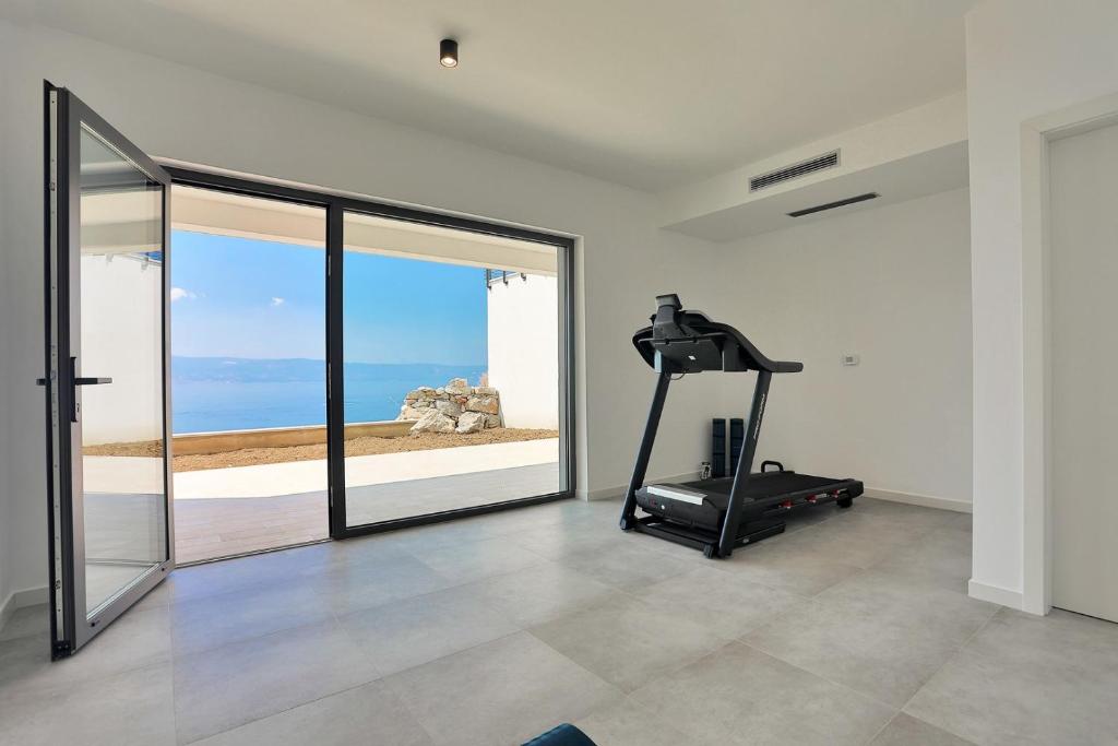 Fotografia z galérie ubytovania NEW Seaview Villa Vivra with 4 ensuite bedrooms gym and private pool v Omise