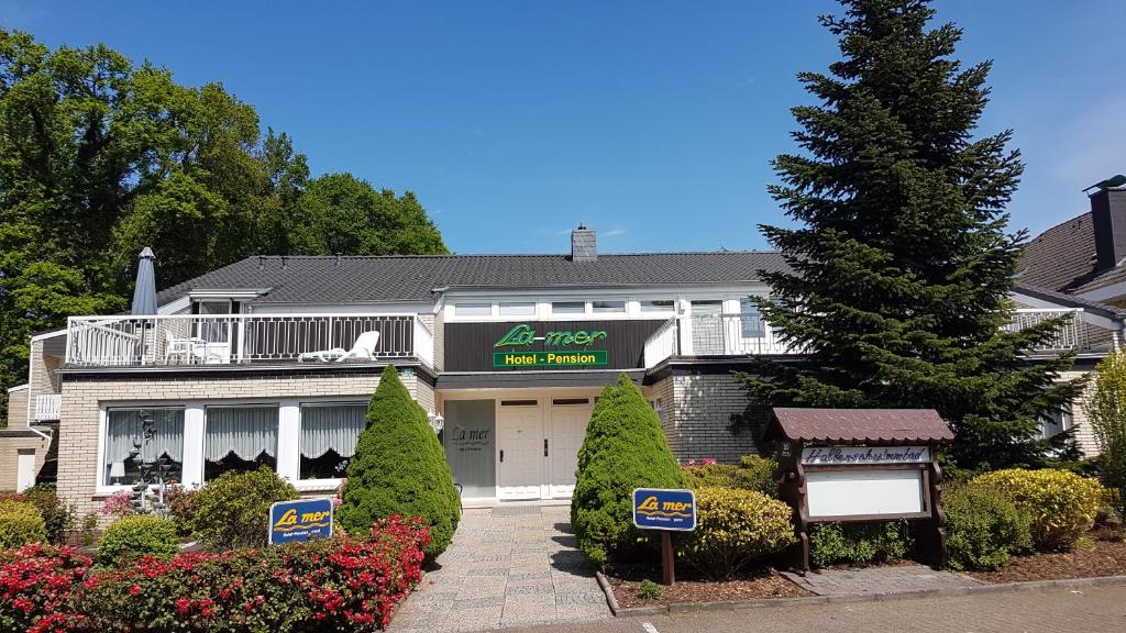 un bâtiment avec un panneau indiquant une pharmacie dans l'établissement Hotel Garni La mer, à Bad Zwischenahn