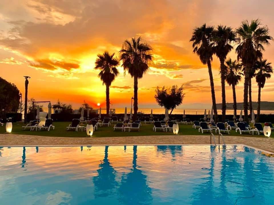 Bazén v ubytování Arcomagno Beach Resort nebo v jeho okolí