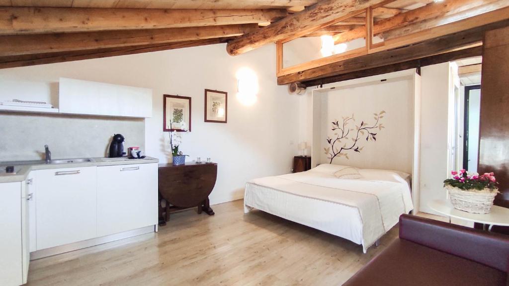 eine Küche und ein Schlafzimmer mit einem Bett in einem Zimmer in der Unterkunft B&B ai Musei in Brescia