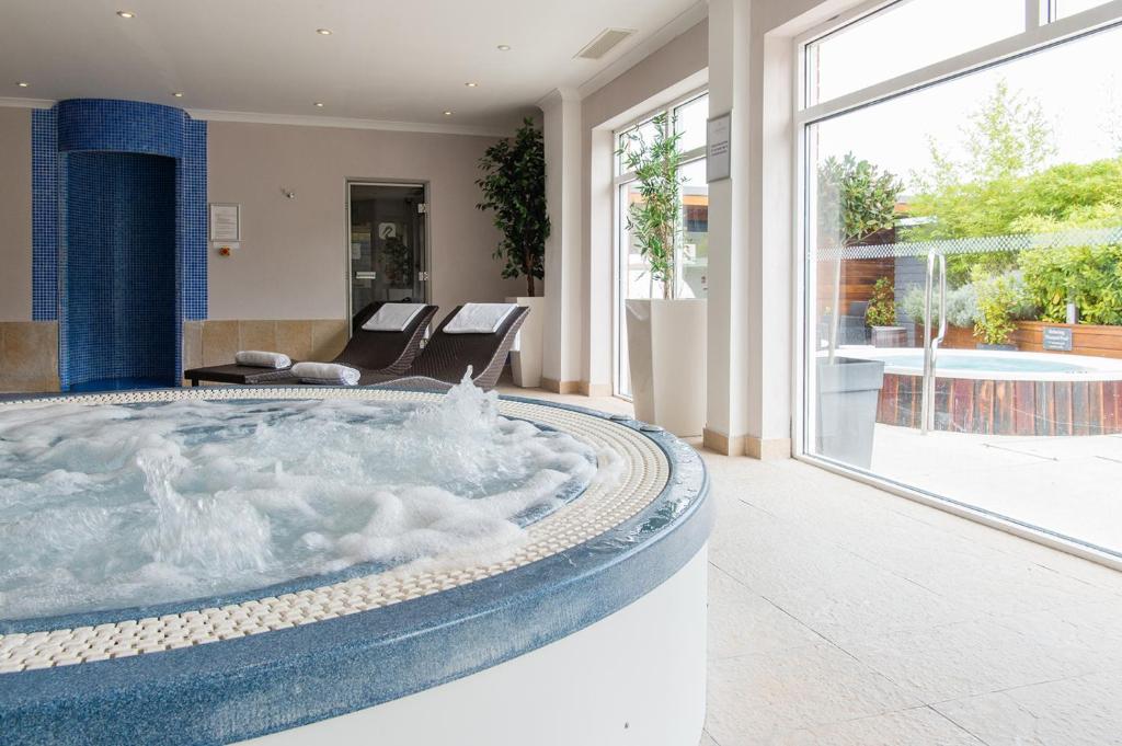 Bazén v ubytování Lakeside Park Hotel & Spa nebo v jeho okolí