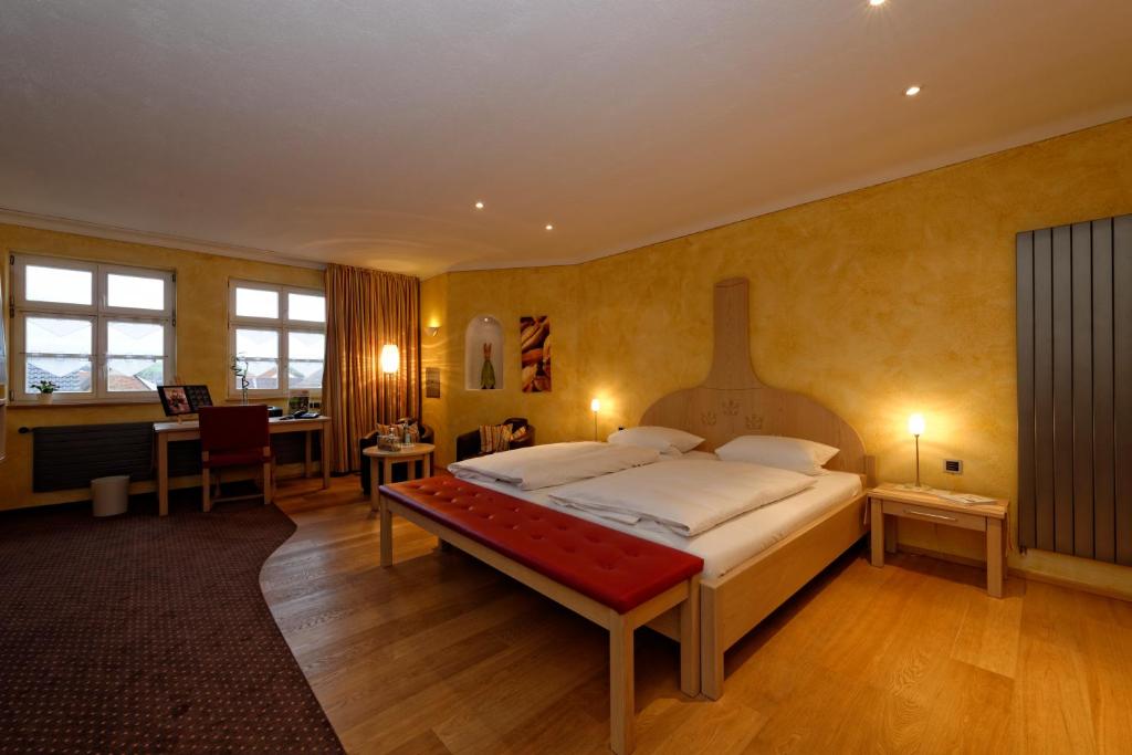 Postel nebo postele na pokoji v ubytování Hotel & Brauereigasthof Drei Kronen