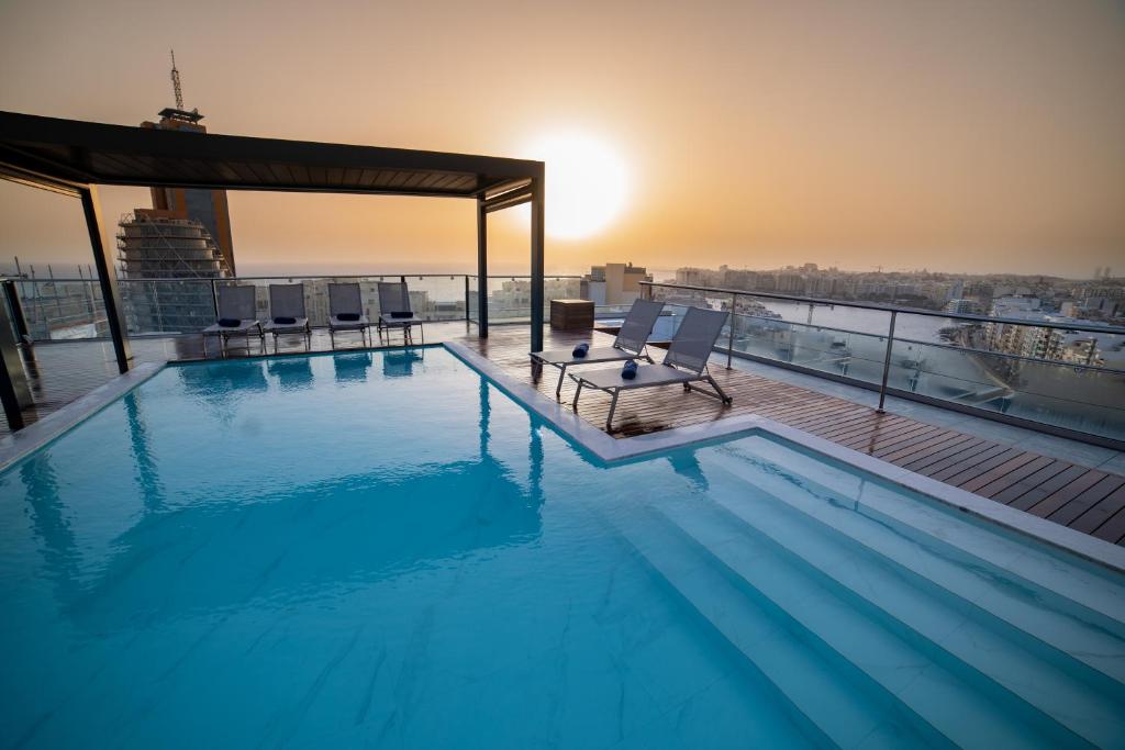 Bazén v ubytování Mercure St. Julian's Malta nebo v jeho okolí
