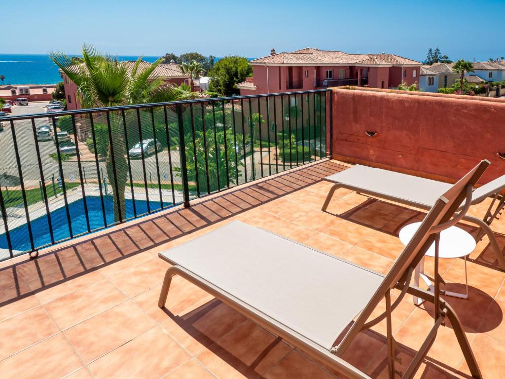 een patio met 2 stoelen en een tafel op een balkon bij 2308- 2bedrooms apt with stunning sea view-terrace in Manilva